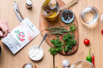 vegane und vegetarische Fertiggerichte und Suppen serviert